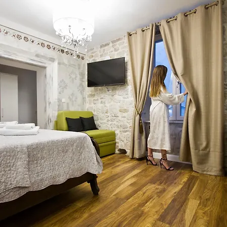 Hotel Plaza Marchi Old Town 4*