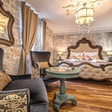 Plaza Marchi Old Town 4*