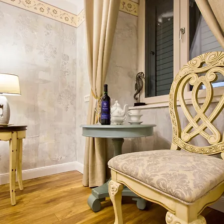 Hotel Plaza Marchi Old Town 4*