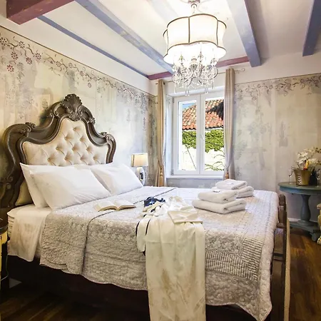 Hotel Plaza Marchi Old Town 4*