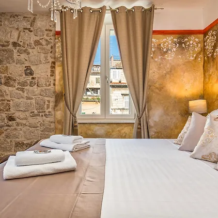 Plaza Marchi Old Town - Mag Quaint & Elegant Boutique