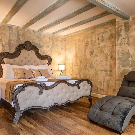 Plaza Marchi Old Town - Mag Quaint & Elegant Boutique Split