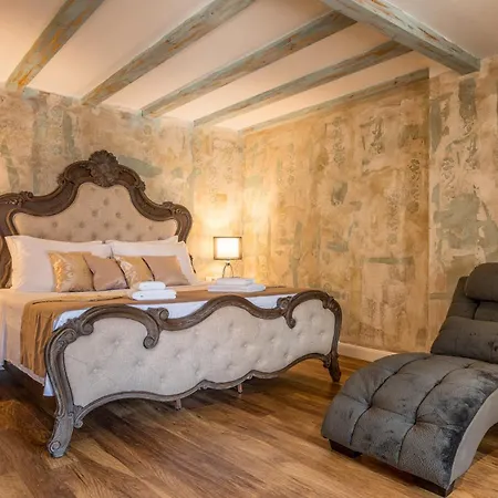 Plaza Marchi Old Town - Mag Quaint & Elegant Boutique Split