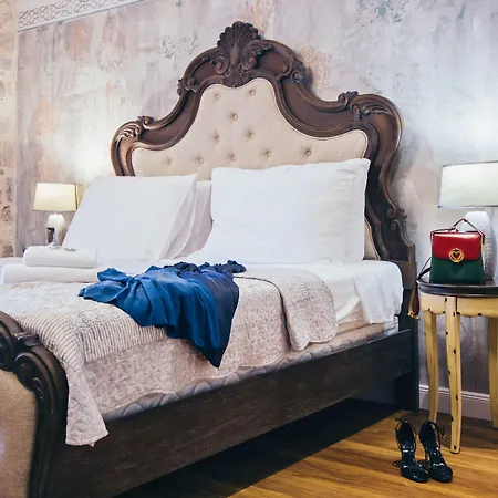 Plaza Marchi Old Town - Mag Quaint & Elegant Boutique