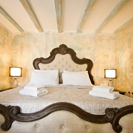 Plaza Marchi Old Town - Mag Quaint & Elegant Boutique