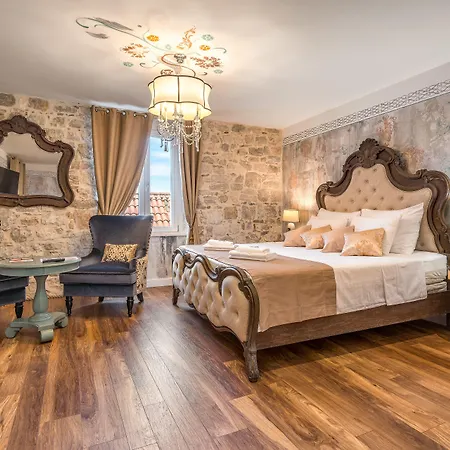 Plaza Marchi Old Town - Mag Quaint & Elegant Boutique