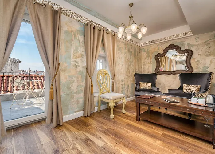 Plaza Marchi Old Town - Mag Quaint & Elegant Boutique