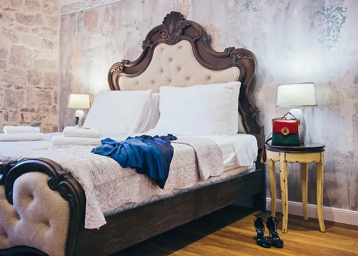 Plaza Marchi Old Town - Mag Quaint & Elegant Boutique