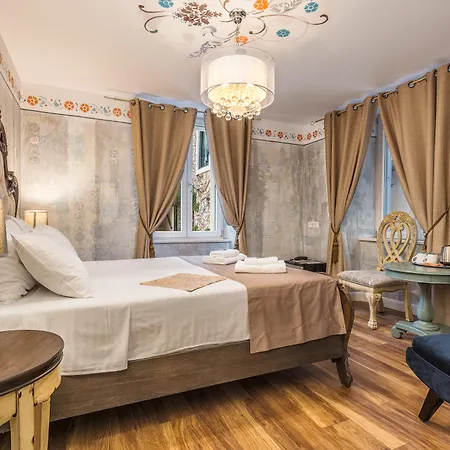 Plaza Marchi Old Town - Mag Quaint & Elegant Boutique سبليت